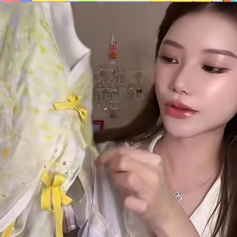 汪小菲的现任妻子马筱梅怀的是小王子吧，虽然才六个月，准备的衣服都是黄的蓝的，一件