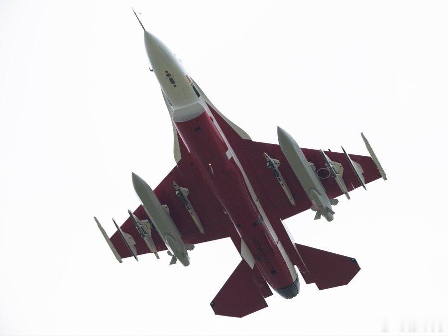 日本航空自卫队的F-2B战斗机挂载空射版12式反舰导弹测试。 