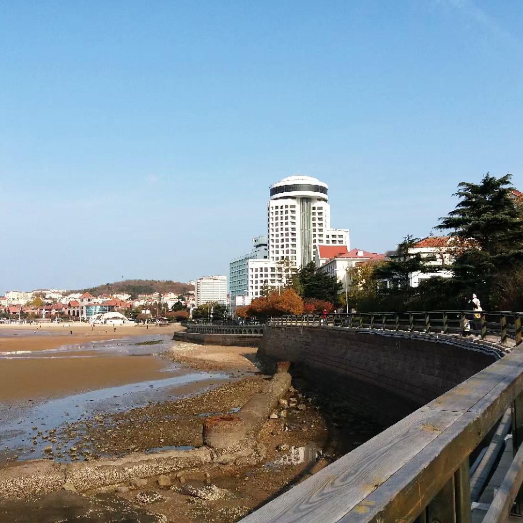 青岛海滨公园（鲁迅公园），东临水族馆与第一海水浴场，西接小青岛公园，与八大关、小