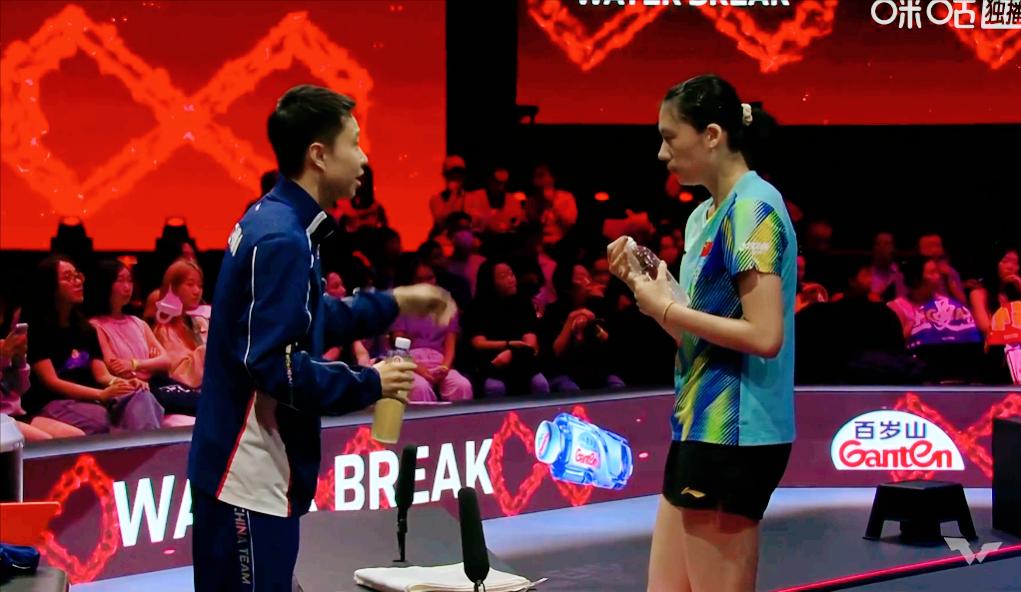 哈哈！感觉陈熠现场教练于子洋像个小孩一样。
其实他和鳗鱼教练任浩是一个年代的人。