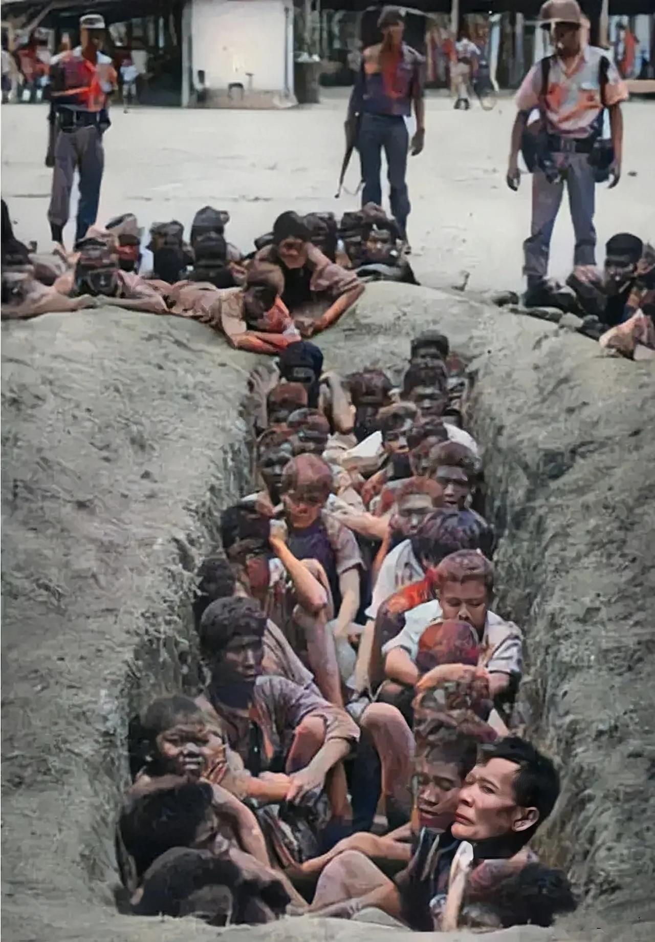 让人痛心疾首的一幕，上世纪60年代，一群即将被印尼警察活埋的华人，他们眼神里充满