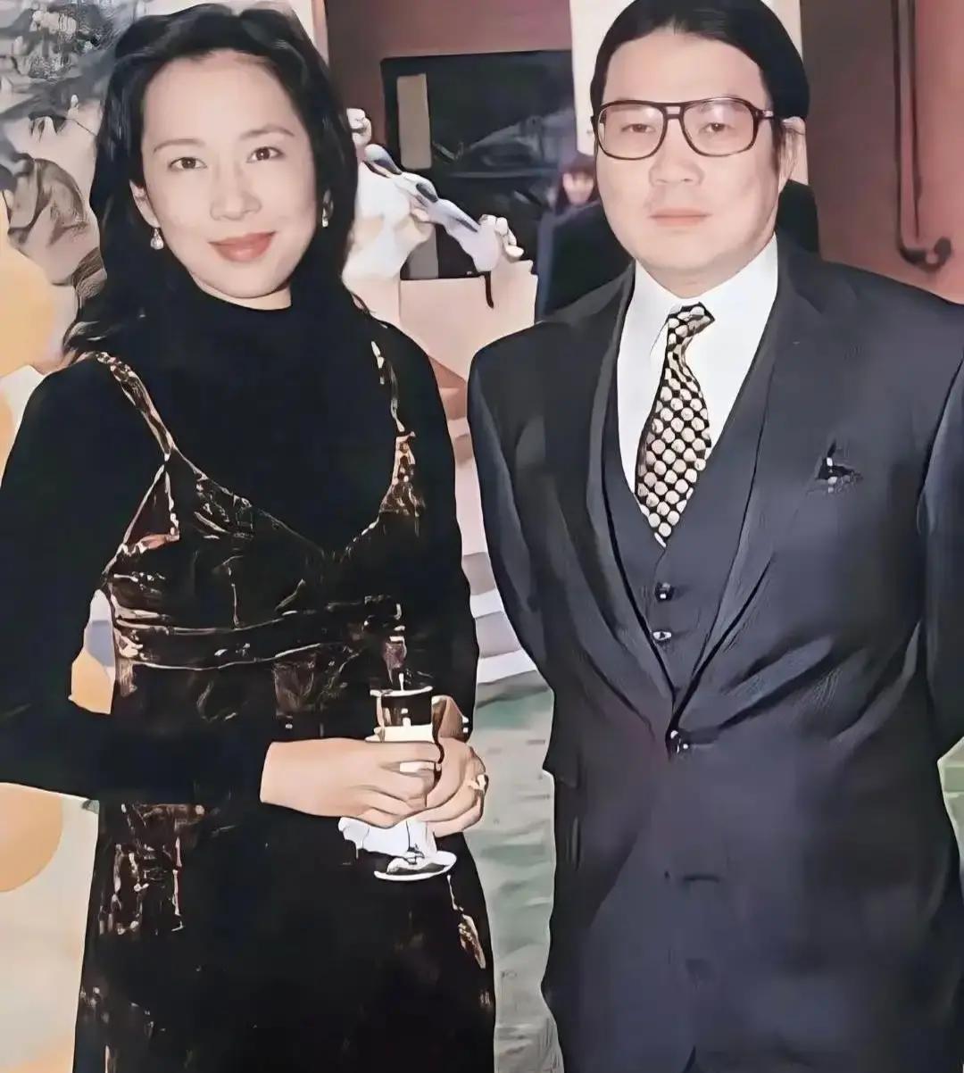 霍震霆这步棋，简直是教科书级别的联姻！
谁能想到，朱玲玲当年“净身出户”，竟然才