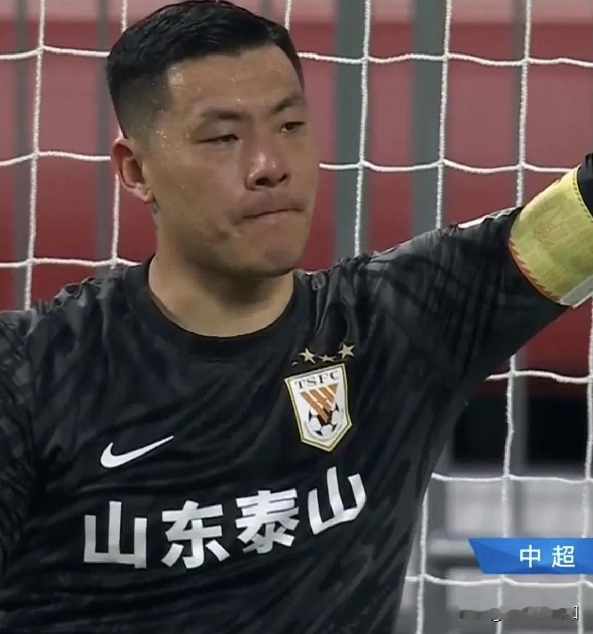 王大雷又上热搜了
但这一次不是因为什么好事
而是王大雷下半场红牌下场。
昨晚19