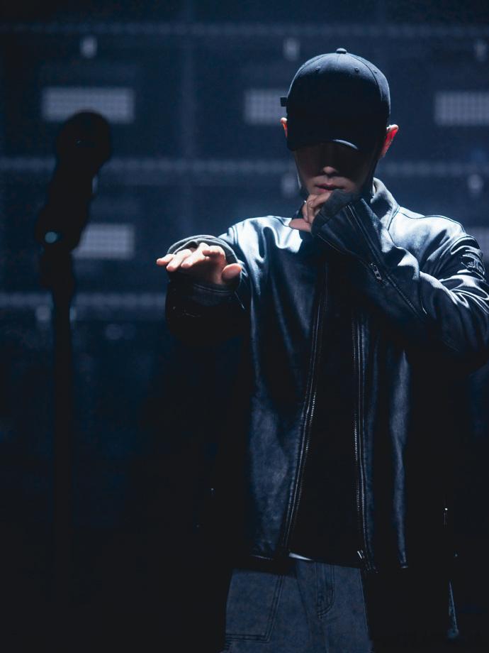 肖战卷毛毛线帽VS皮衣棒球帽肖战东方卫视跨年彩排现场图 肖战东方卫视跨年彩排现场