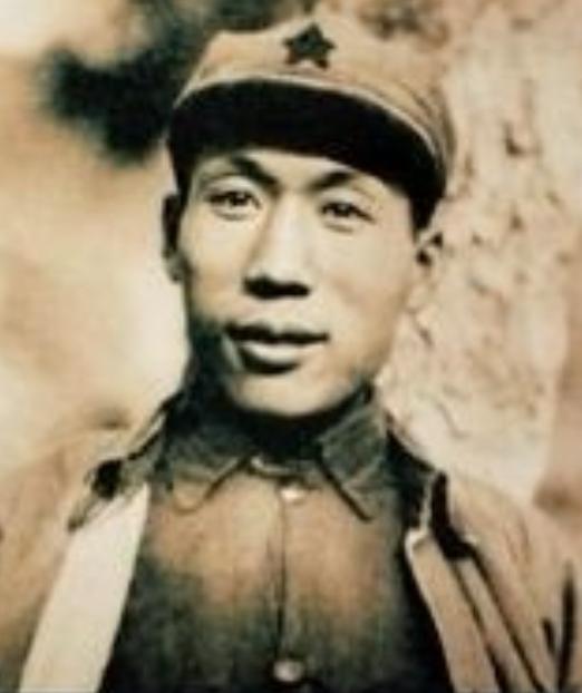 1945年，三百日军飞行员被俘，少佐当众索要伍修权配枪，伍修权毫不犹豫将手枪递了
