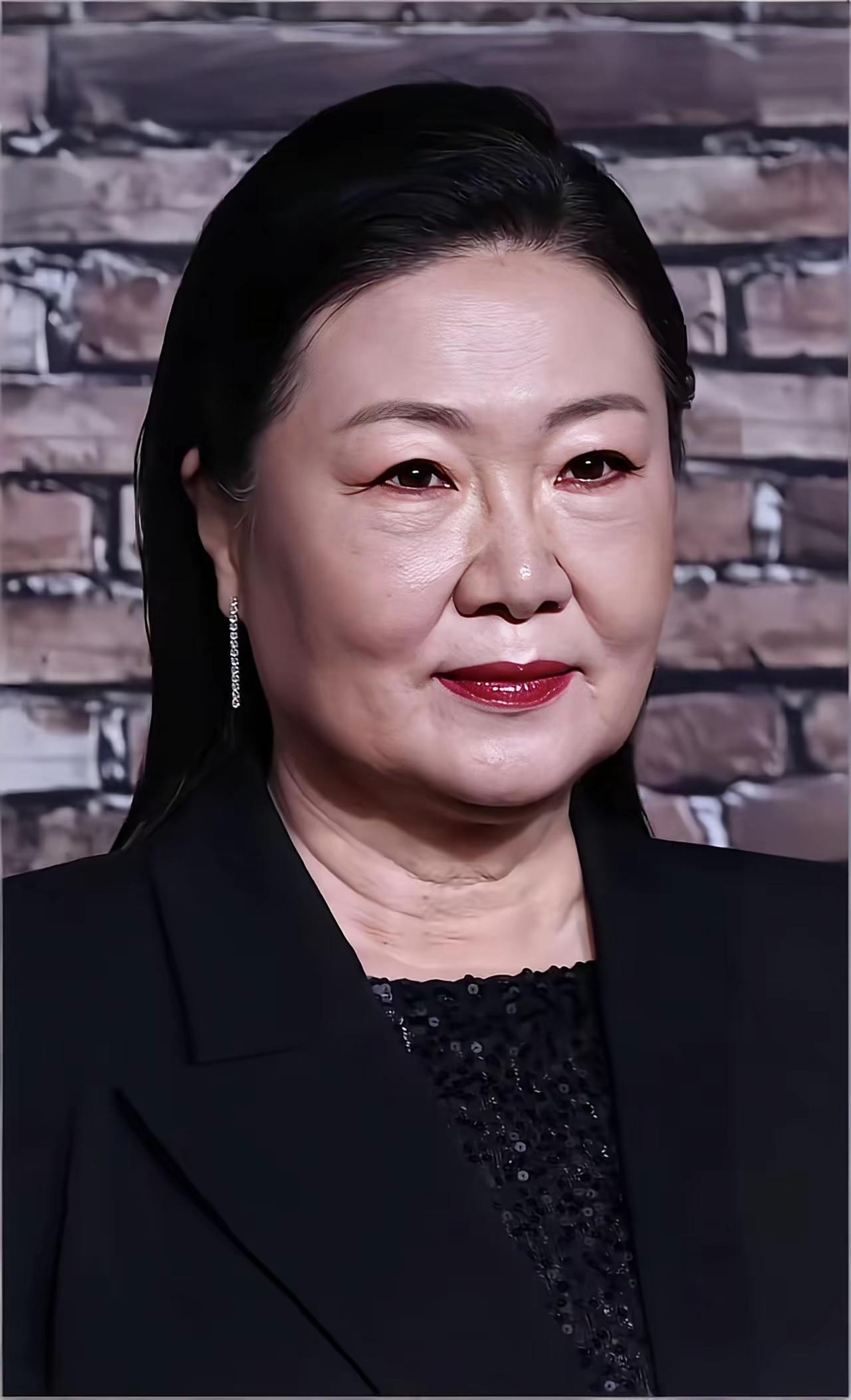 这是金海淑，韩国宝藏级女演员，因为经常出演妈妈并且演技超绝被称为国民妈妈。
70