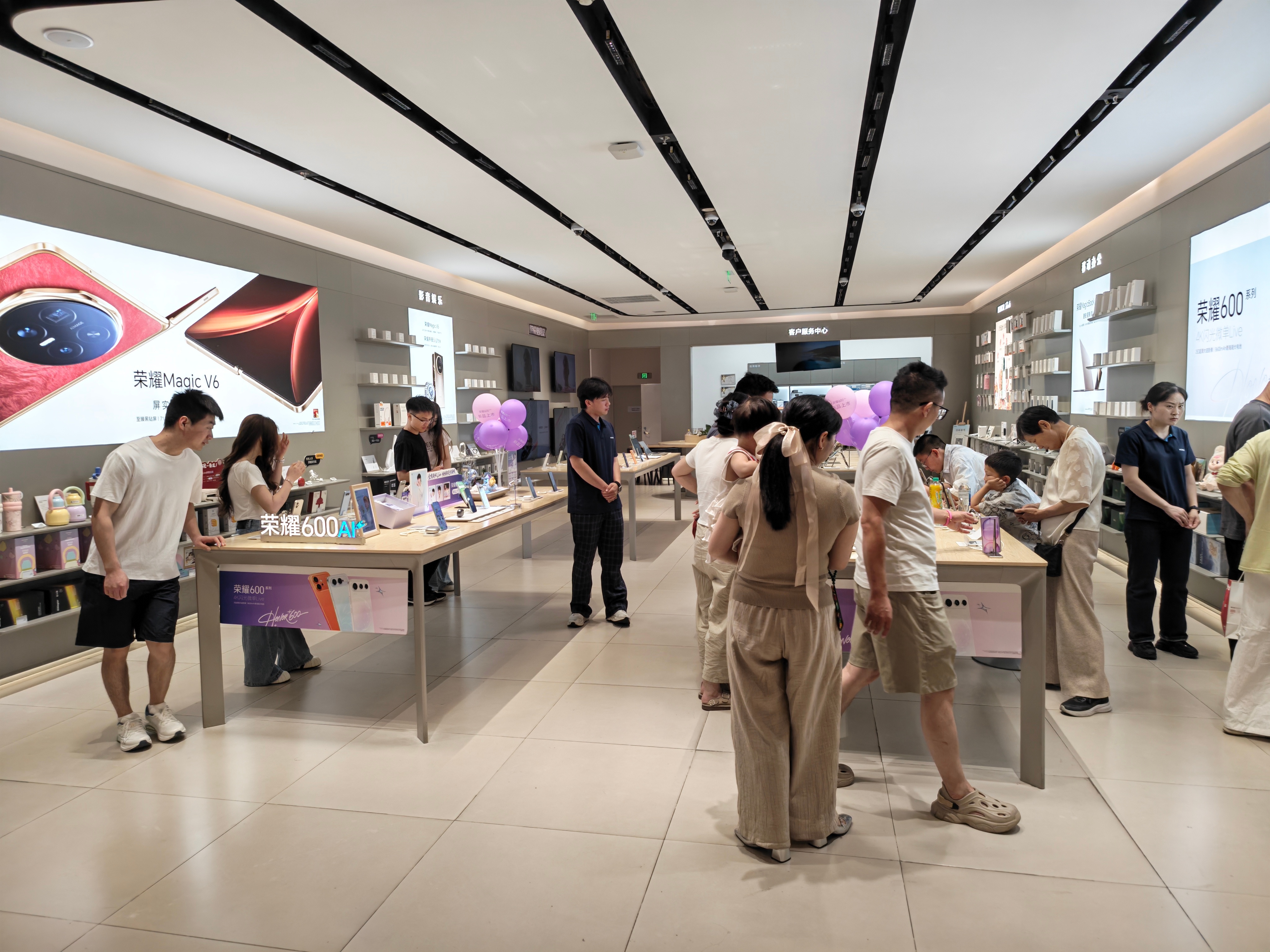 开店还得找准位置。前两天去苏州，去万象天地吃饭，盒马对面就是荣耀。路过三次，晚上