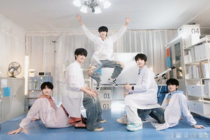 #登陆少年一不小心就起飞##登陆少年实验室创作花絮图#登陆少年于实验室认真投入创