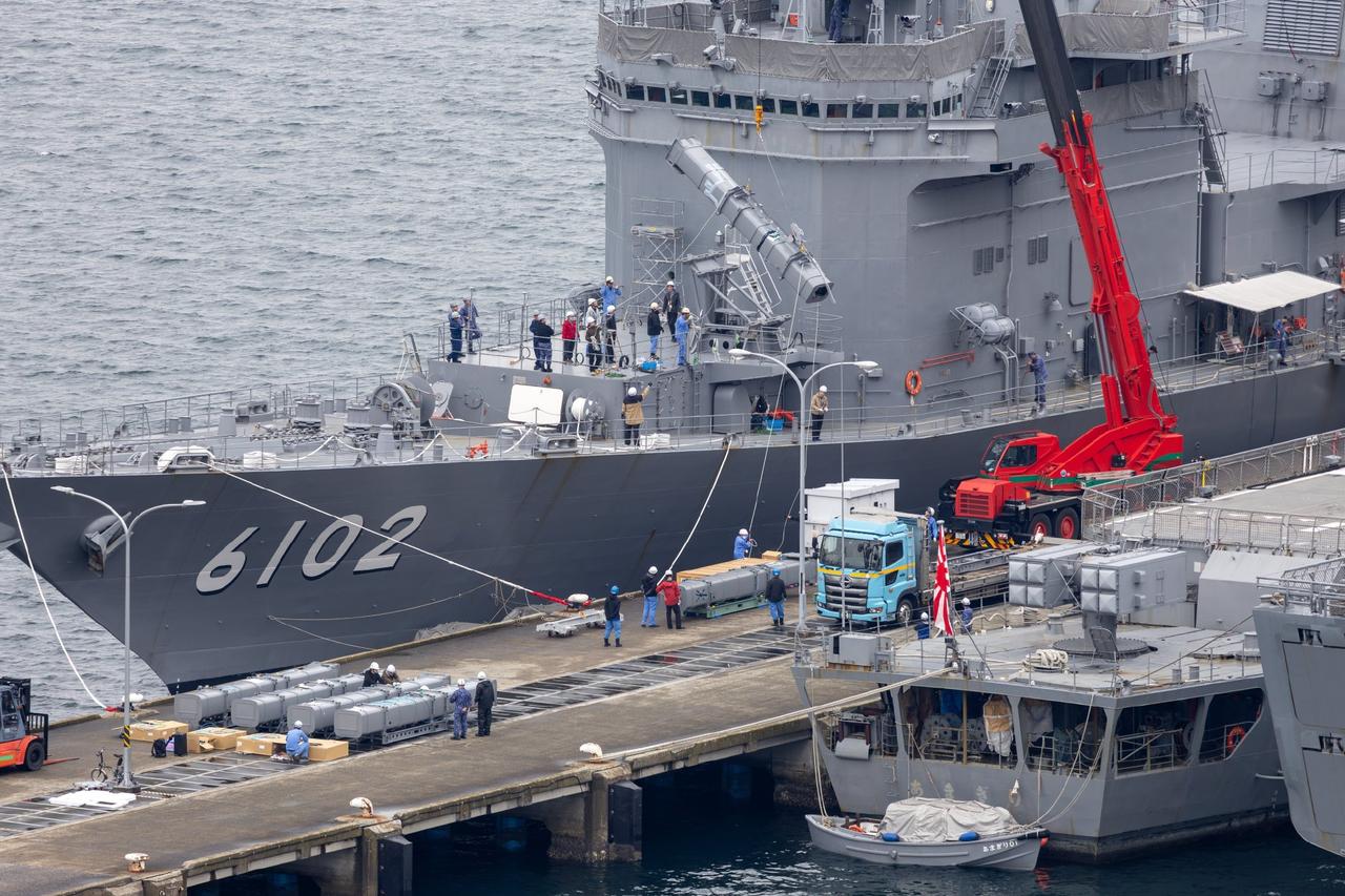 海自“飞鸟”号试验舰在横须贺再次装填四枚“12式能力向上型”隐身反舰导弹，准备进