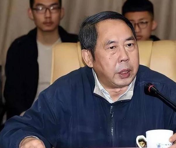 “中国现在向美国投降还来得及！再晚就要‘跪着’了，”7年前，中国专家马臣公开宣称