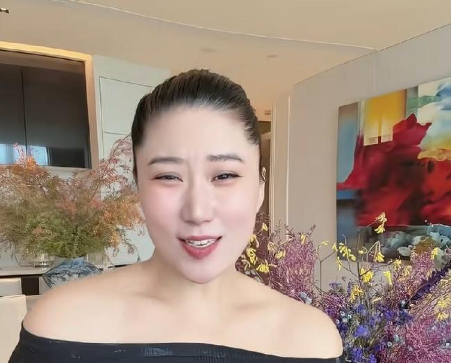 直播间的弹幕，有时候是这个世界上最残忍的一面镜子。一条，两条，越来越多——"长得