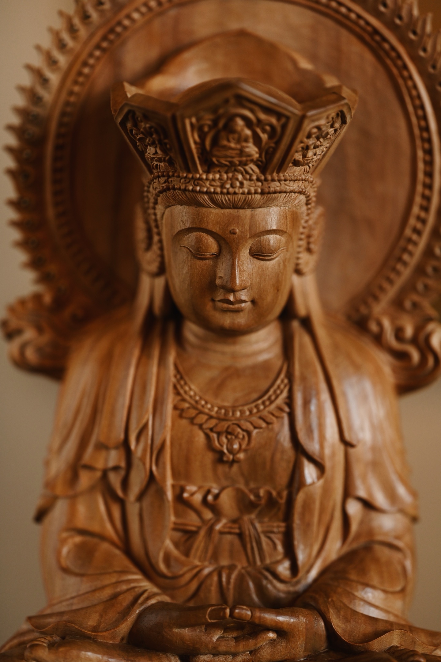 老山檀 | 毗卢观音作品依经典「毗卢观音」之仪轨雕成，造型端庄大气，法相庄严。观