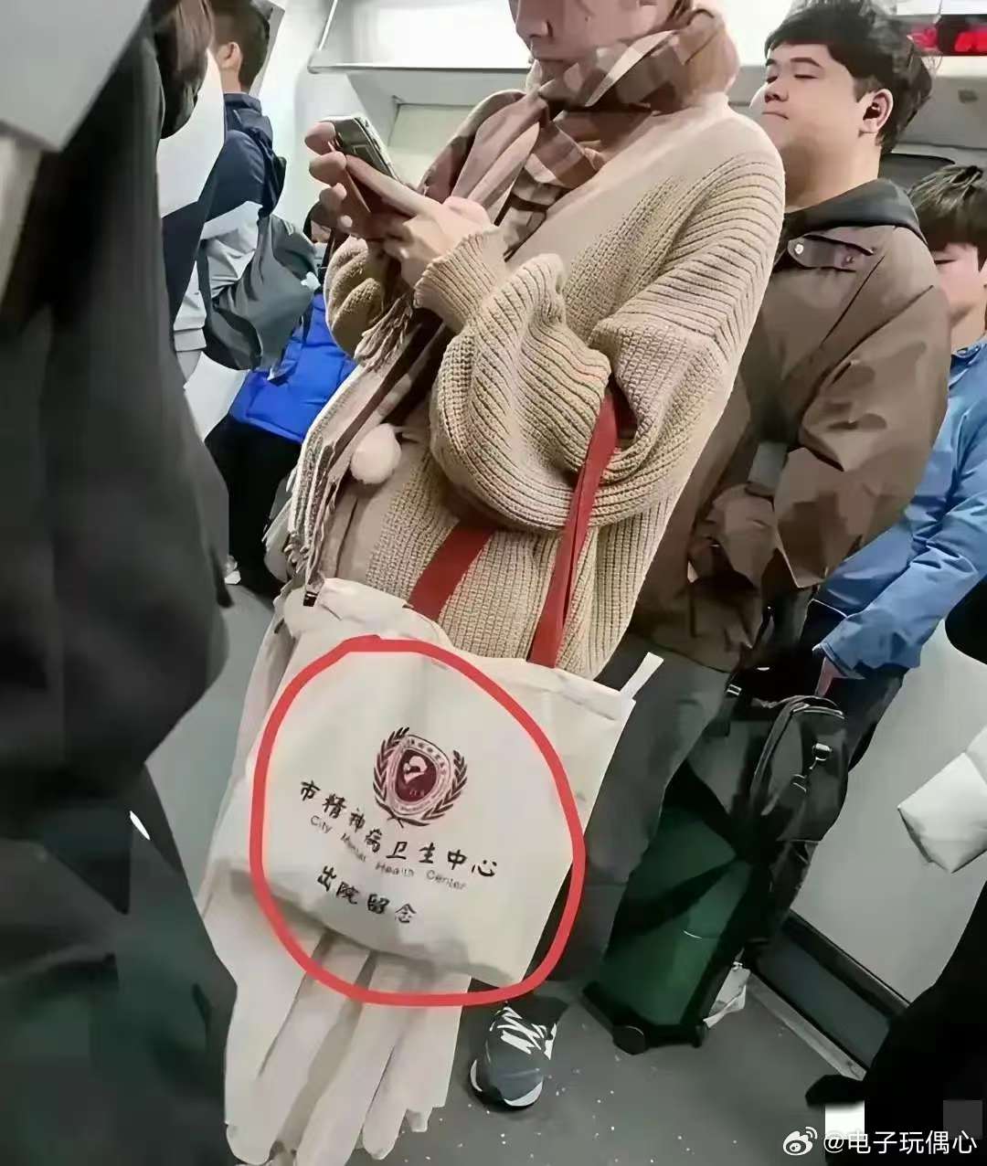 我打赌！提这个手提包比Lv更有说服力，你们信不？ 