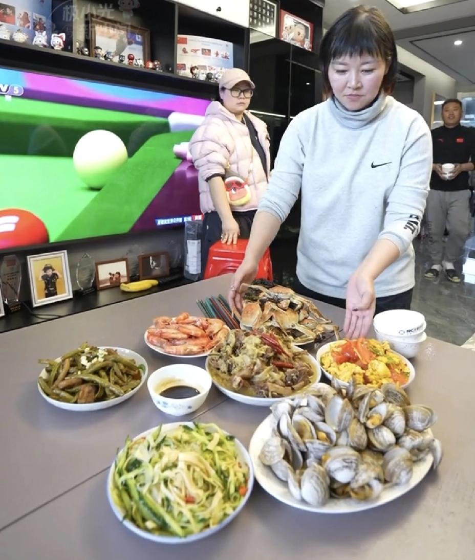 米兰冬奥会冠军宁忠岩回到东北家里，吃上了酱焖茄子辣椒。