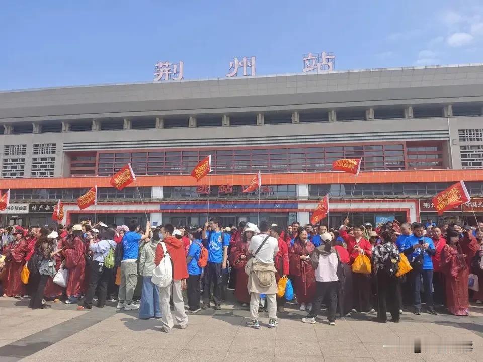 前些天，我跟着荆州球迷助威团去黄石看楚超揭幕战，主办方给大家发了统一的战国袍，想