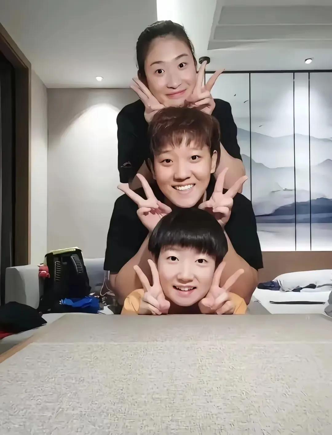 莎莎招人喜爱已经具象化啦！
这张照片，最近几天很火。
网友说，莎莎上面的两个丫头