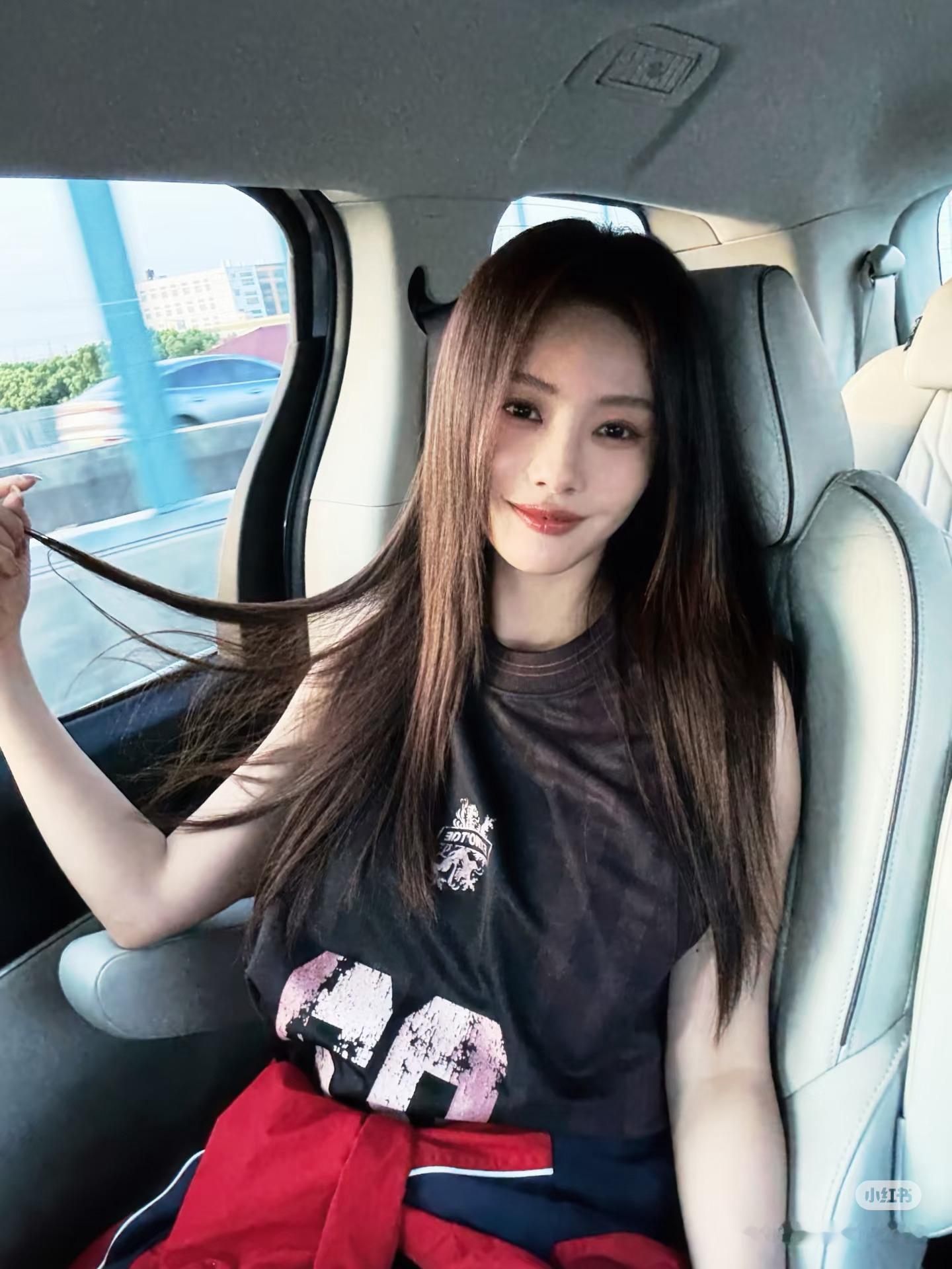 蔡文静你知道吗你挺像蔡妈妈的都抽象到一块儿去了一家人蔡姐你清醒一点啊你是大美女啊