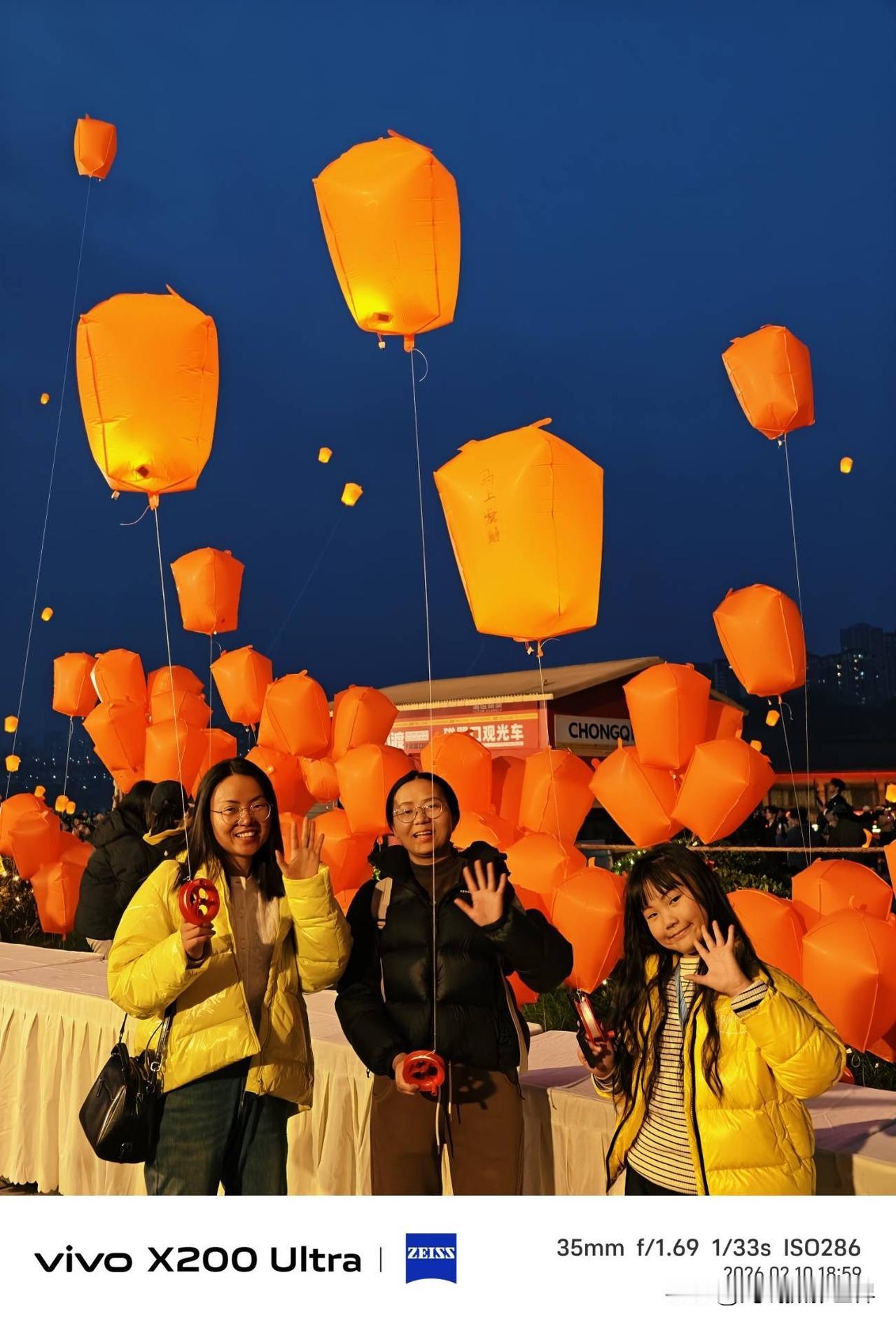 南方的小年夜，究竟有多浪漫呢？2月10日晚上，重庆嘉陵江边的千年古镇—磁器口古镇