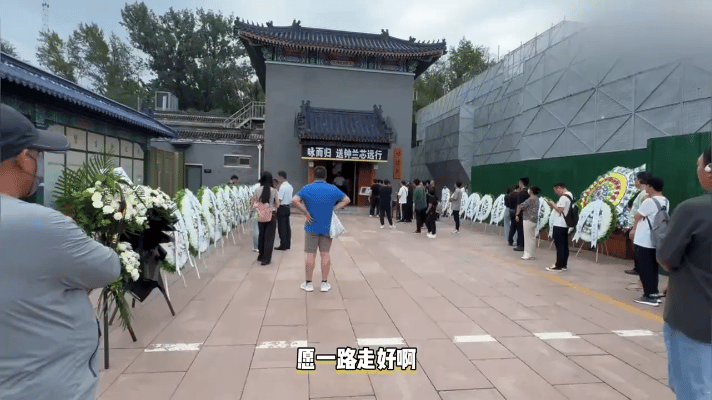 8月23日，北京飘着细雨，千百惠遗体告别仪式在东郊殡仪馆举行。告别厅内，电子屏播