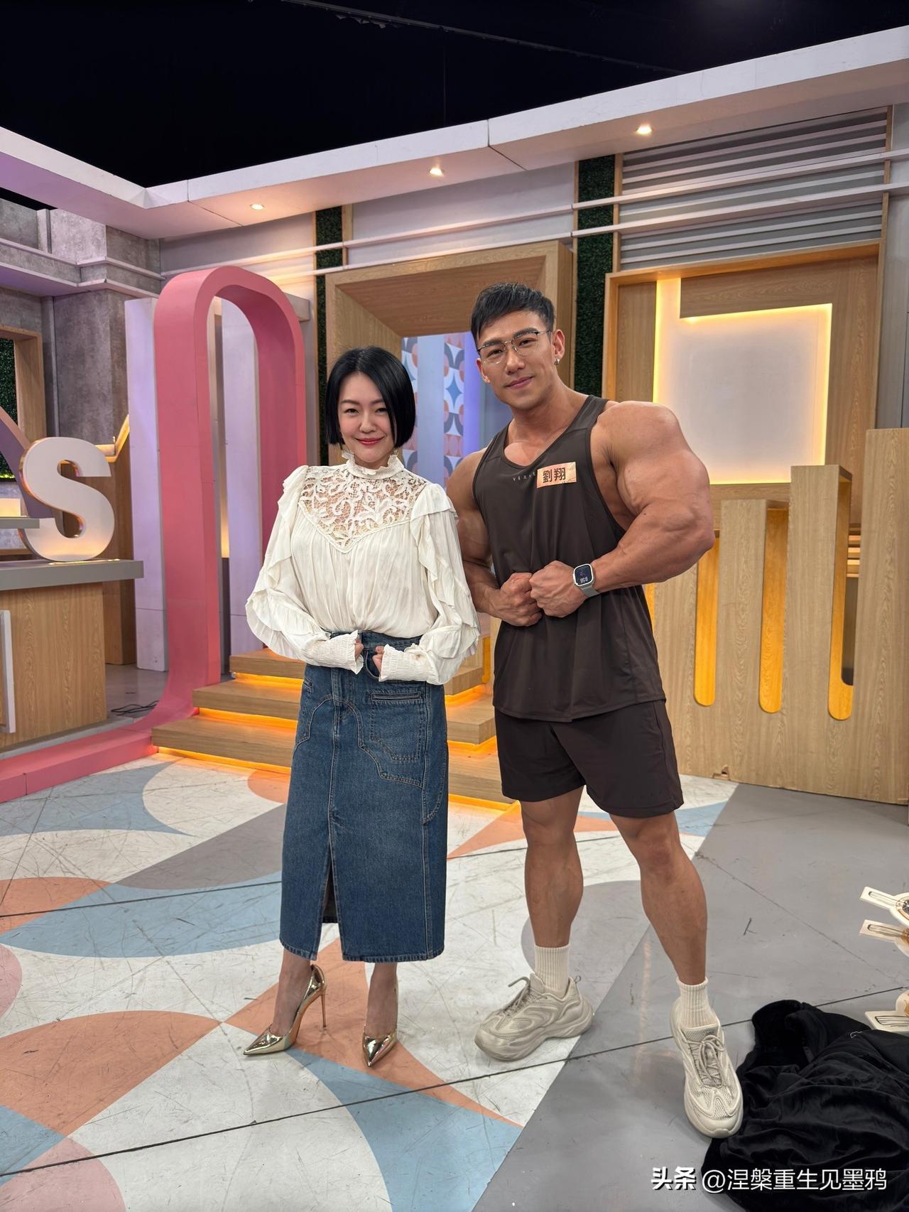 小S太轻了吧，居然被人单臂抱起[大笑][大笑][大笑]
小S在节目录制现场和健身