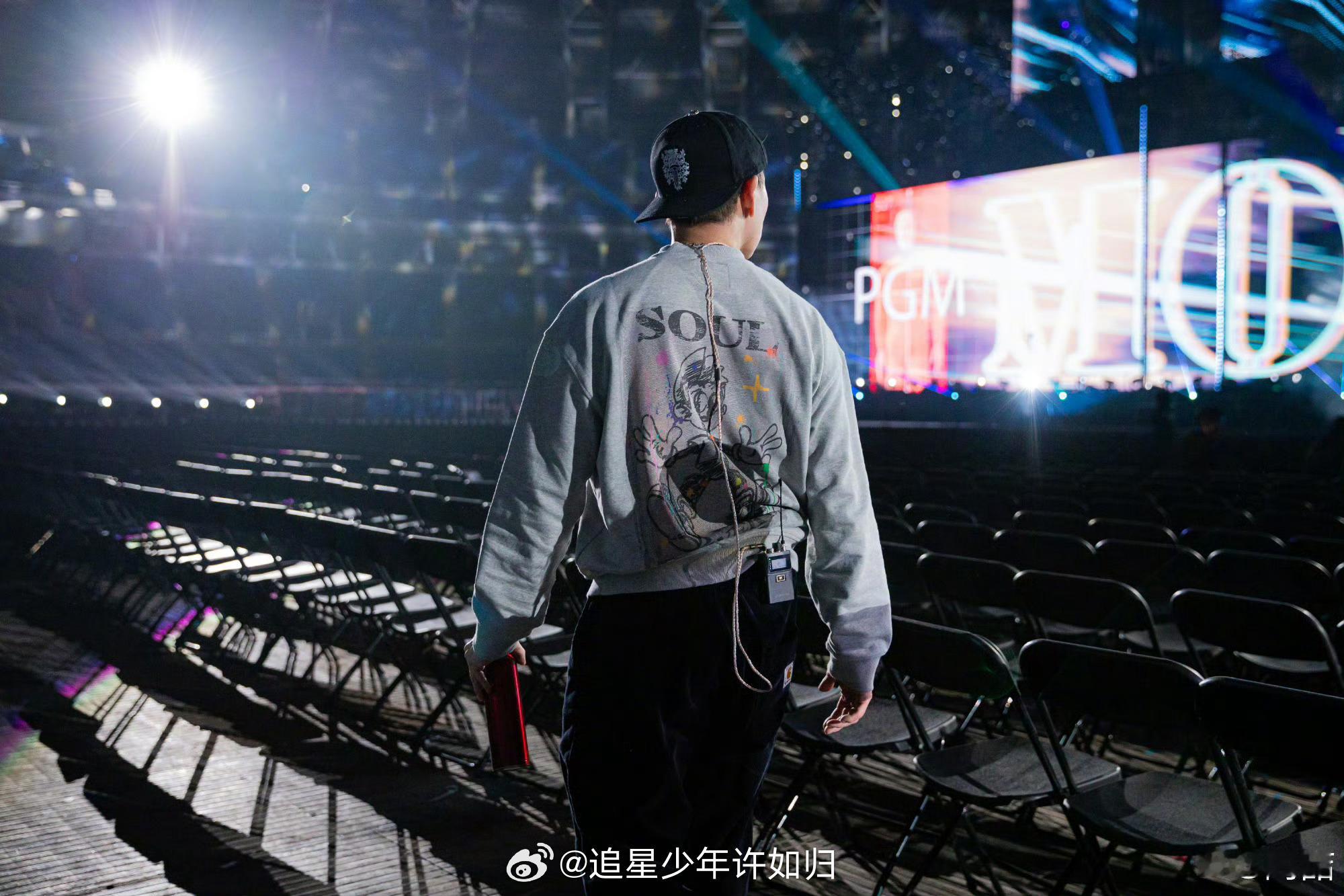 艾福杰尼追星陶喆 谁能想到艾福杰尼追起星来也这么可爱。初中就开始听陶喆的歌，这么