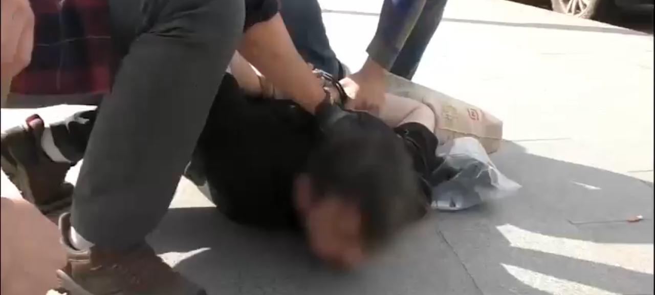 俄罗斯揪出一名内奸。
一名曾负责守卫英国驻俄罗斯大使官邸的俄罗斯籍保安被抓。俄联