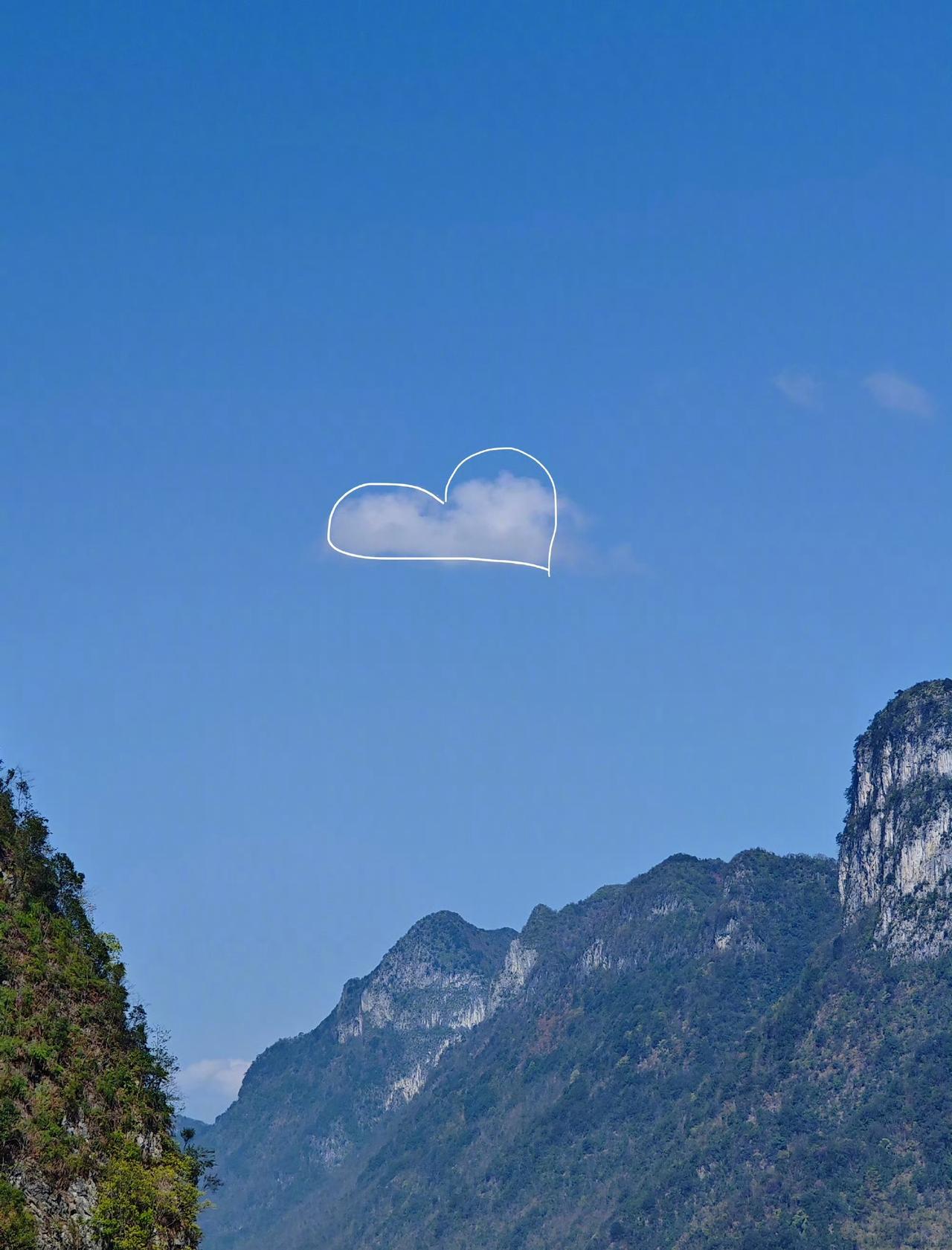 天空给你比心[心]小伙伴们早点睡，较强冷空气影响我国大部明天记得添衣服哦 你的羽