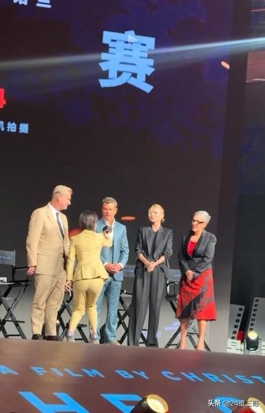 这个主持人为什么被骂？
几个搞电影的老外来搞宣传而已，说不好听的是他们来讨钱，想