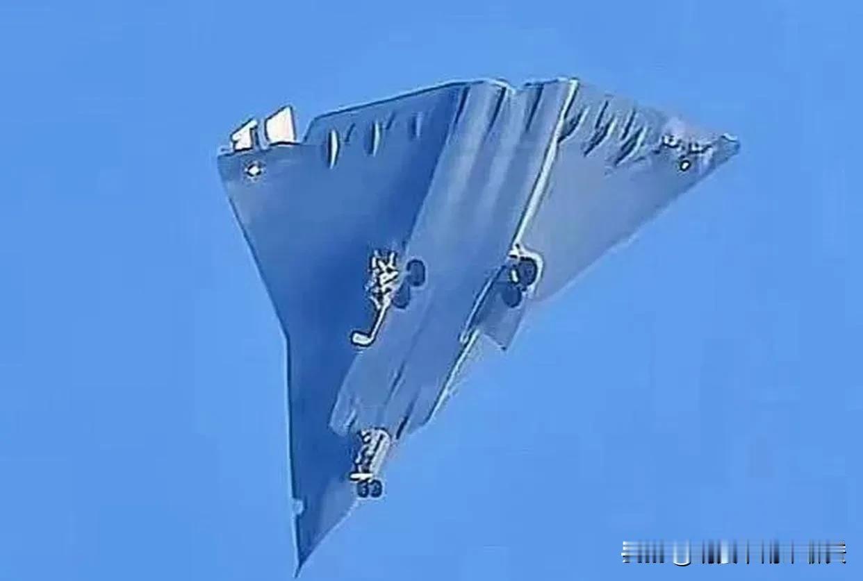 这个真是六代机吗？

各种自媒体都说是，只是一直不见官媒给个正式的说法。

歼2