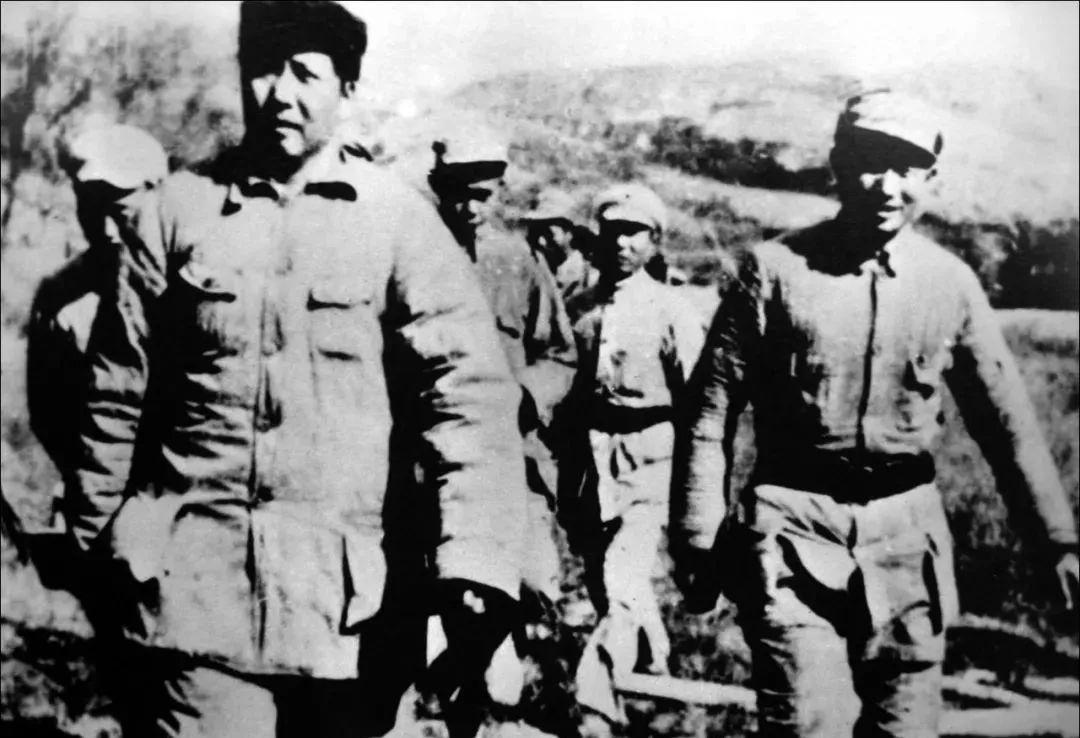 毛主席视察南泥湾后，竟然把鸡架放到兜里带走了？
 
我们国家在过去粮食十分匮乏的