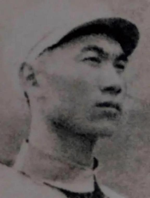 1951年夏天，朝鲜战场进入激烈的阵地争夺阶段。在金化地区，一座名叫鸡雄山的山峰
