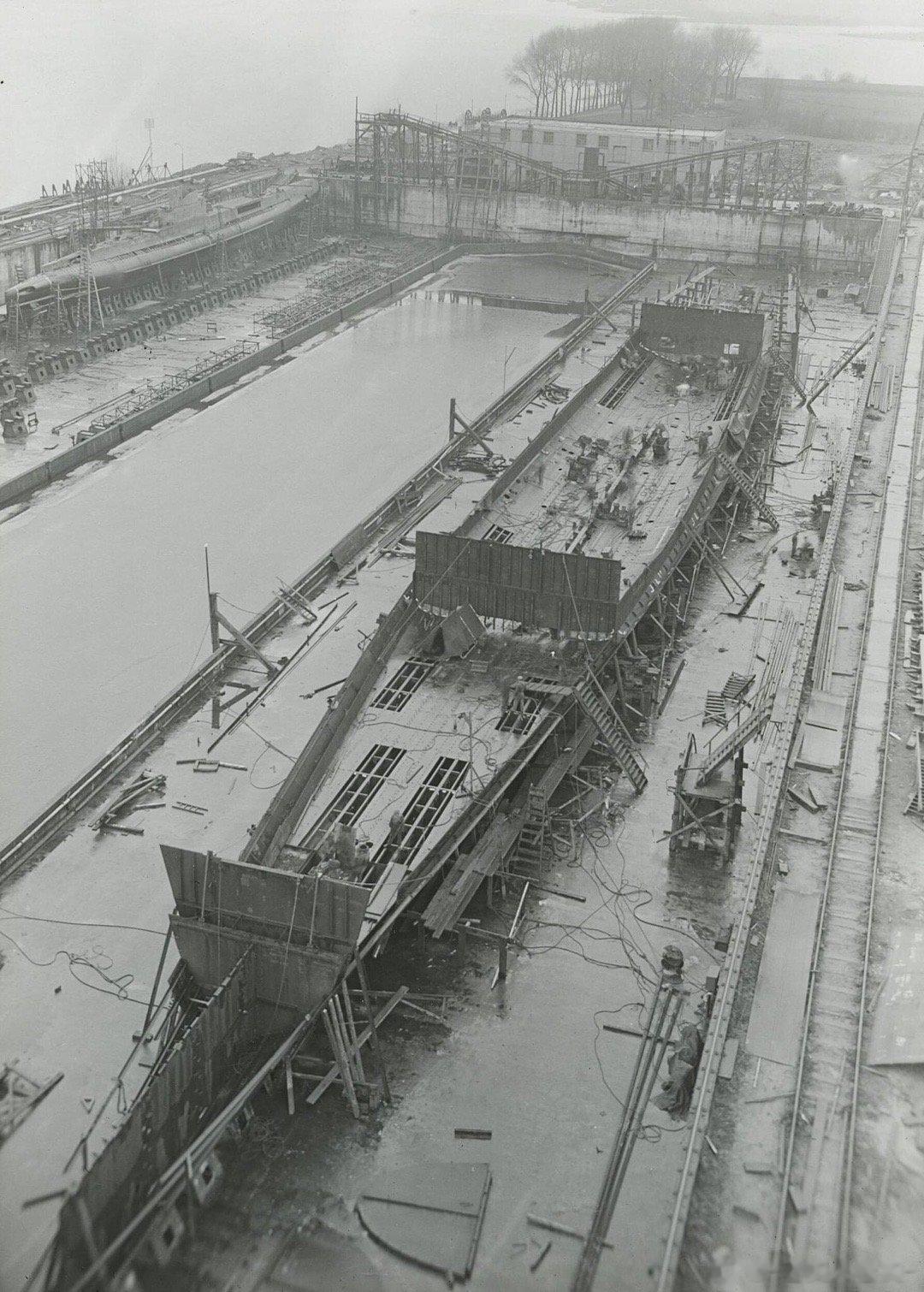正在建造中的荷兰皇家海军德鲁伊特号轻巡洋舰舰体，摄于1934年1月的费耶诺德造船