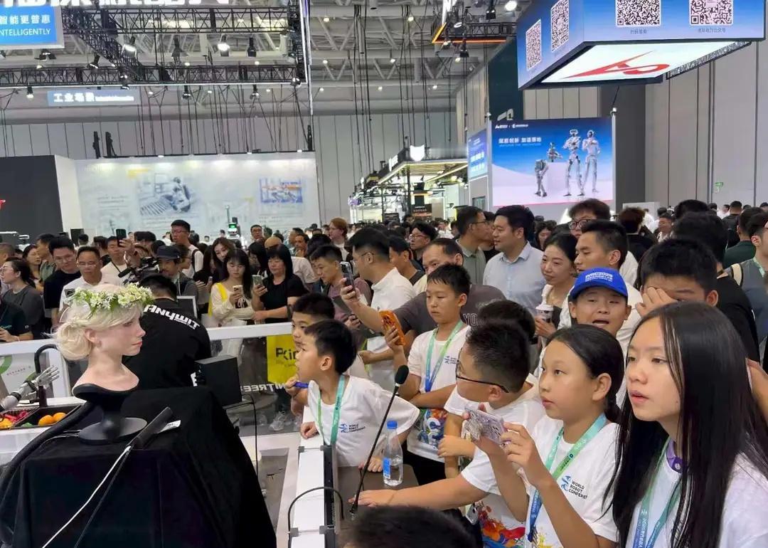 第一次见有情绪的机器人！快来宇树展台🤯
宇树科技 WRC现场 无论科技 活人感