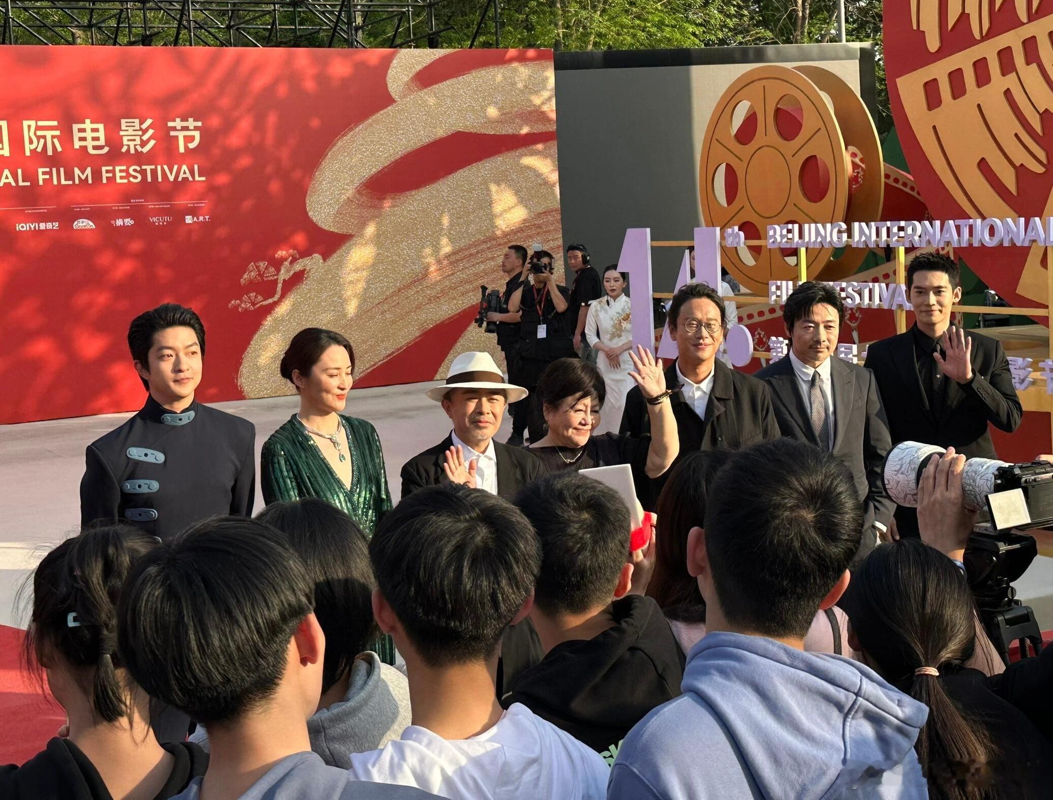 #胡歌帮高圆圆整理裙摆# #想给于适拉裤脚# 北京电影节艺人生图，于适、屈楚潇同
