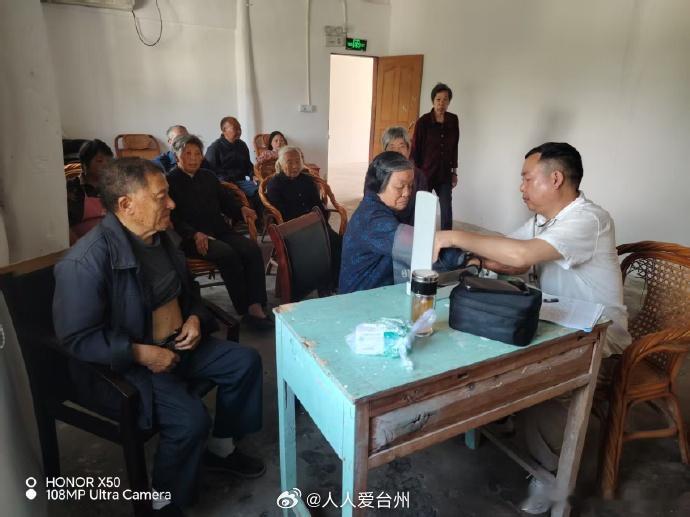 台州义诊送到家门口守护银发幸福时光 近日，台州三门。亭旁镇楼下郑村贴心开展老年人