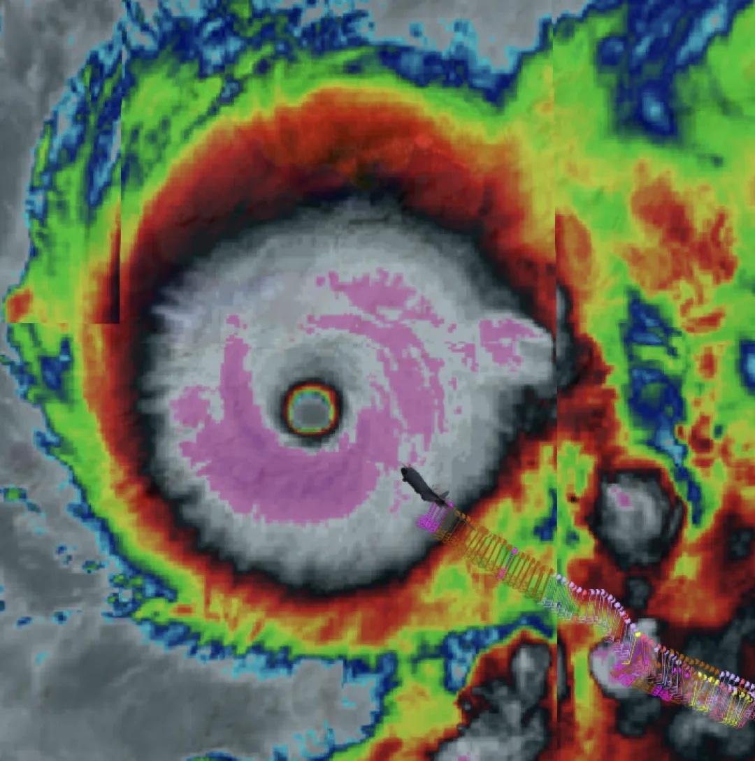 飞向飓风眼
10月27日， 美国飓风探测飞机正在飞往飓风梅利莎的飓风眼，这个有着