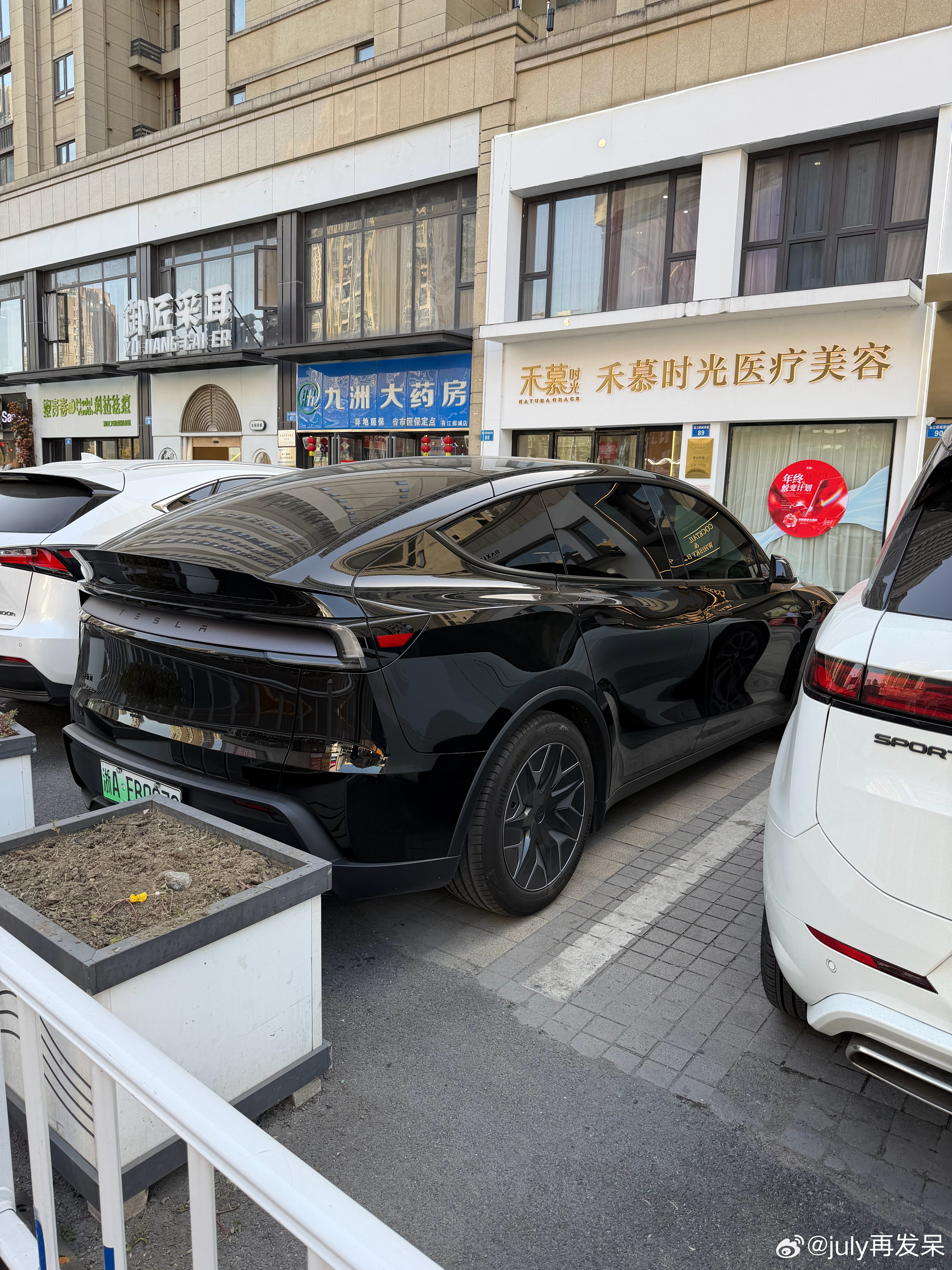 一开始还以为是Y，看了看屁股不对劲，是YL特斯拉YL的屁股我觉得比Y性感很多诶特