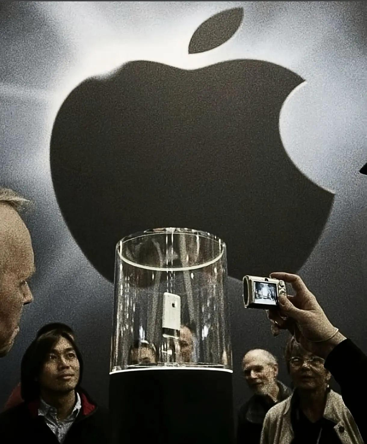 19年前的世界发布了一款震撼世界智能机。初代iPhone，是人类历史上第一款面向