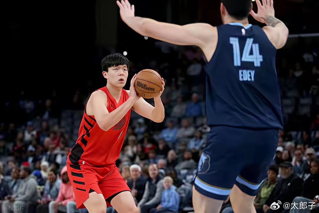 首发出战19分钟的杨翰森，仅仅4分5板2助攻。投篮依旧速度极慢，每次都犹豫 速度