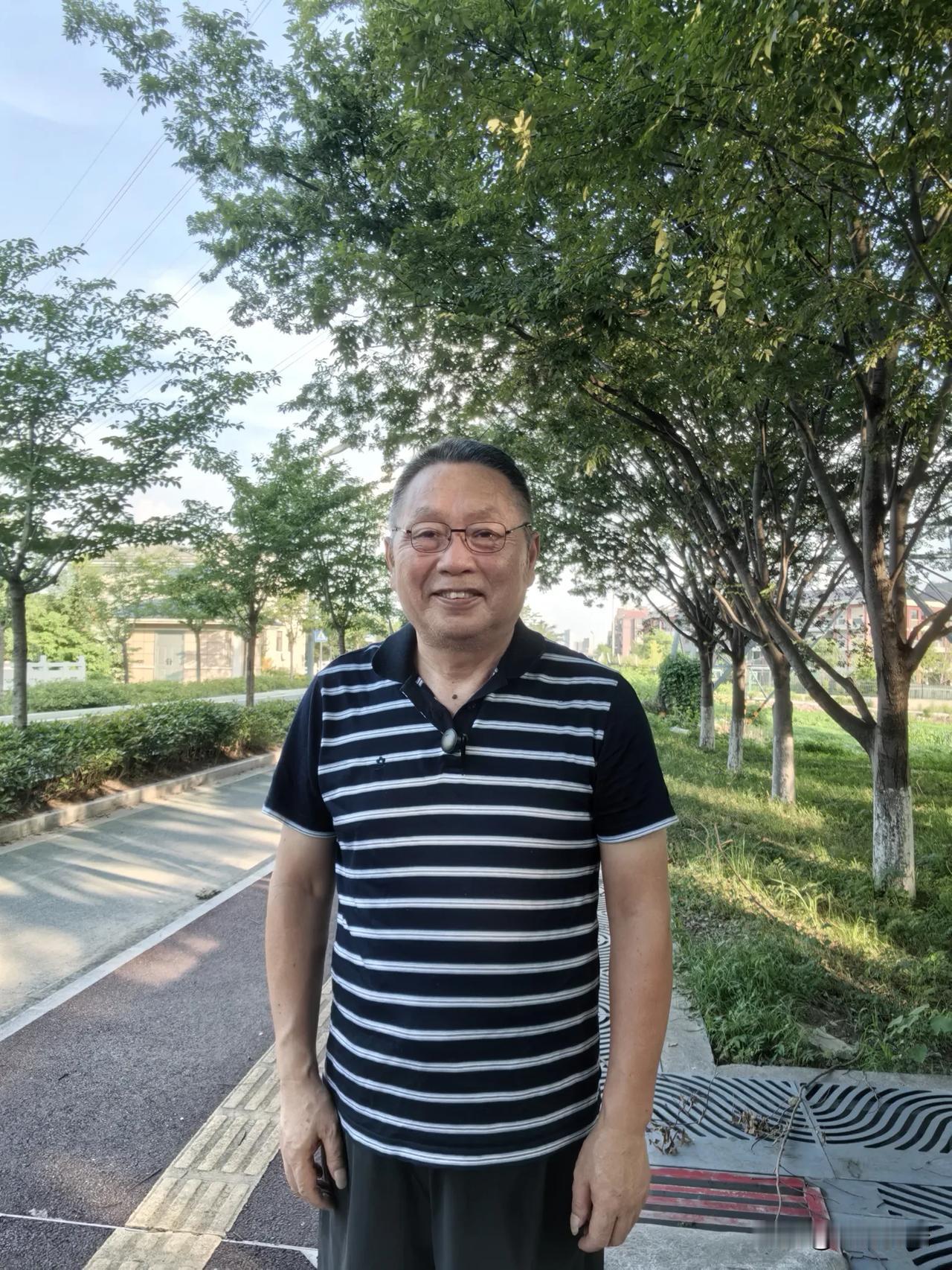 人老了别掉进这两处坑

人老了别踏进那个坑。人老了有二件事不能做，一是过早的把房