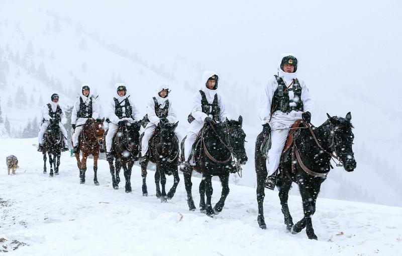 给边防战士写一句新春祝福语边关风雪冷，除夕灯火亲。感谢你们以坚守化作万家团圆的温