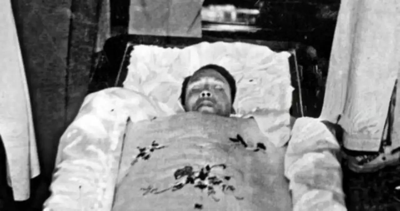 人民英雄永垂不朽。
1941年，抗日英雄谢晋元被叛徒刺杀后的遗容，他被害时只有3