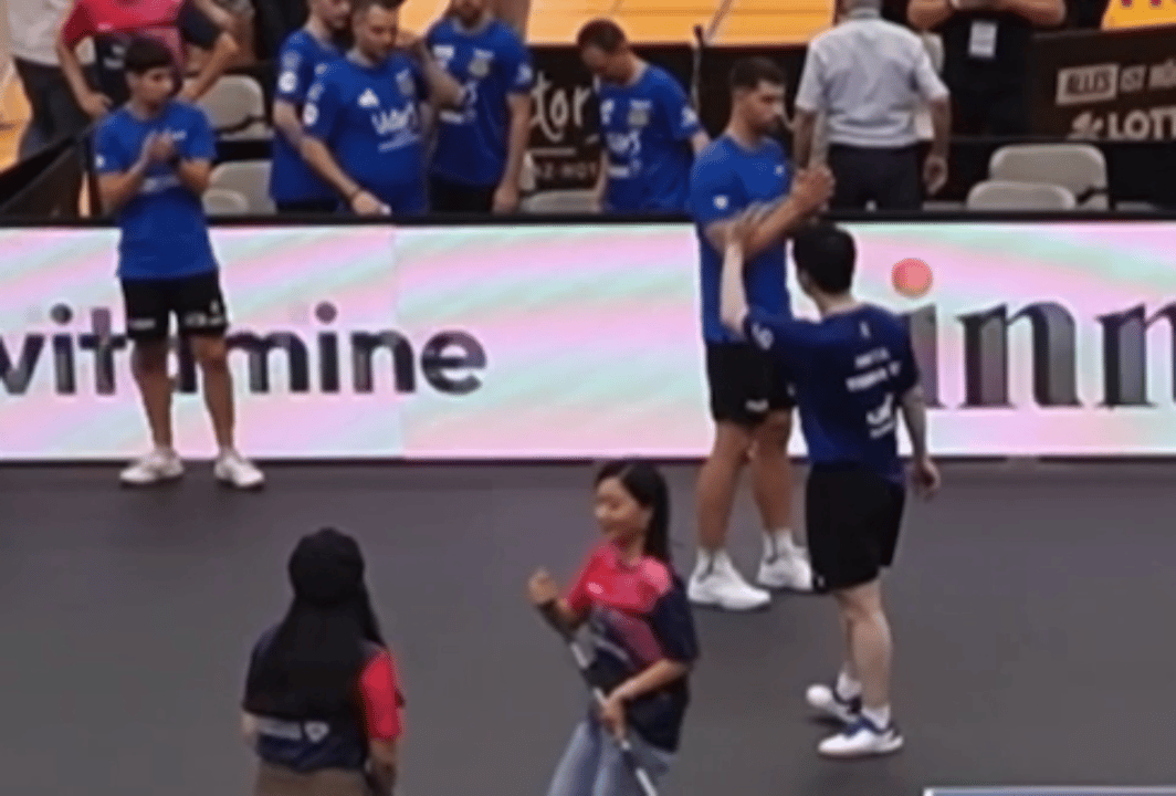 樊振东第4盘加油 樊振东1比3杜达咚最后向主场观众挥手致意🥺在那边平时可以跟小