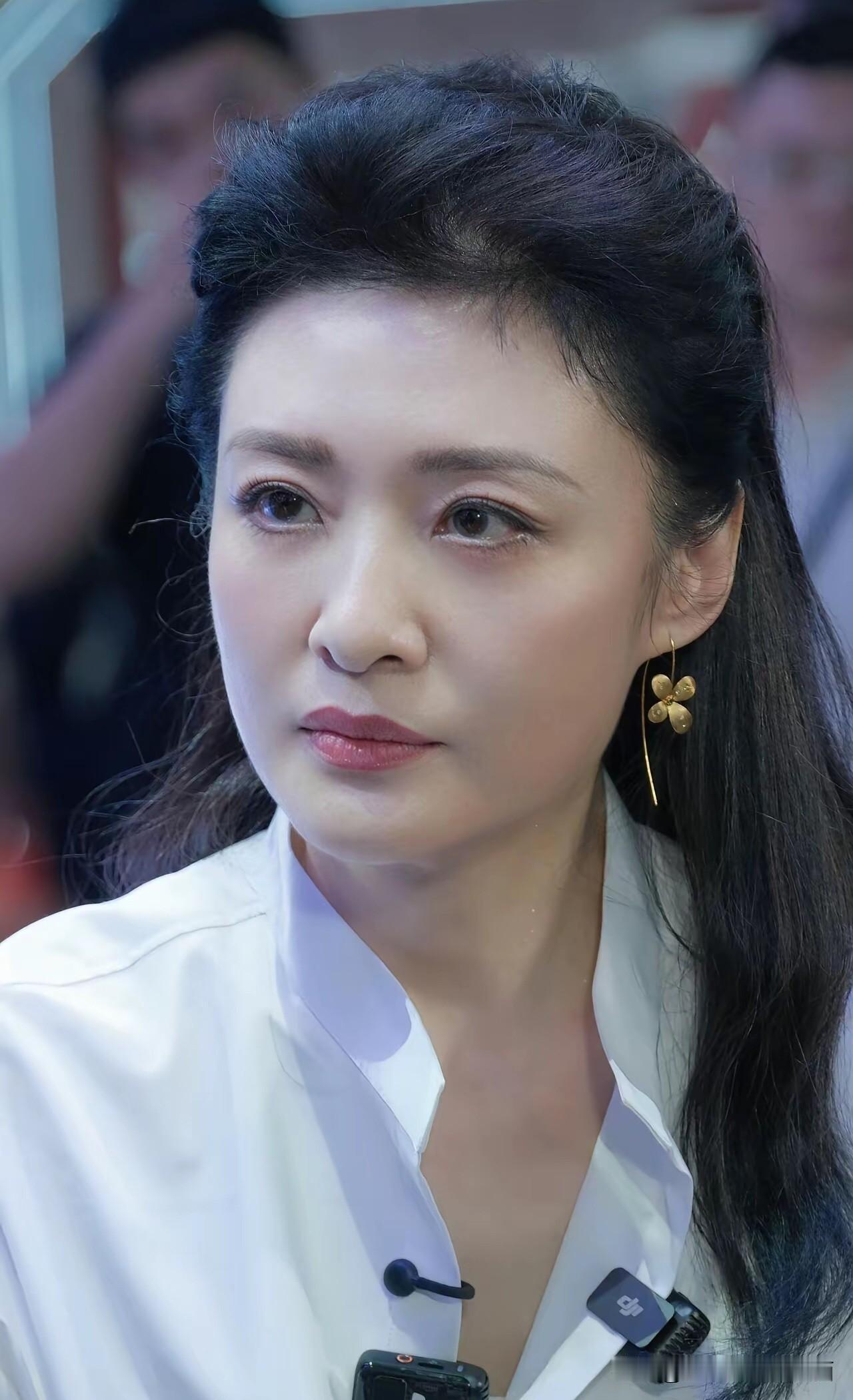 央视的一姐，这样的颜值和气质是现在年轻主持人龙洋和刘心悦达不到的一个高度。

她