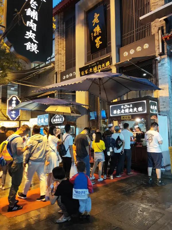 老外最喜欢吃中国啥美食?
很多外国博主来中国前，对中餐的印象还停留在海外改良版的