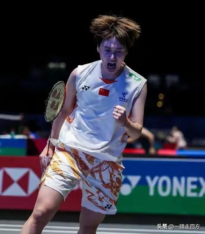 刚刚结束了一场全英羽毛球公开赛女单1/8决赛，陈雨菲以21-9、21-16直落两