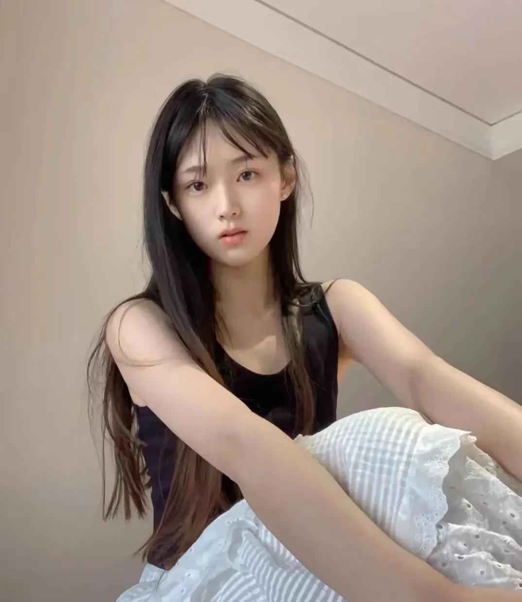 在那个阳光明媚的下午，美女妹妹小雅走进了我们的小镇，她的笑容如同春日里的樱花，美