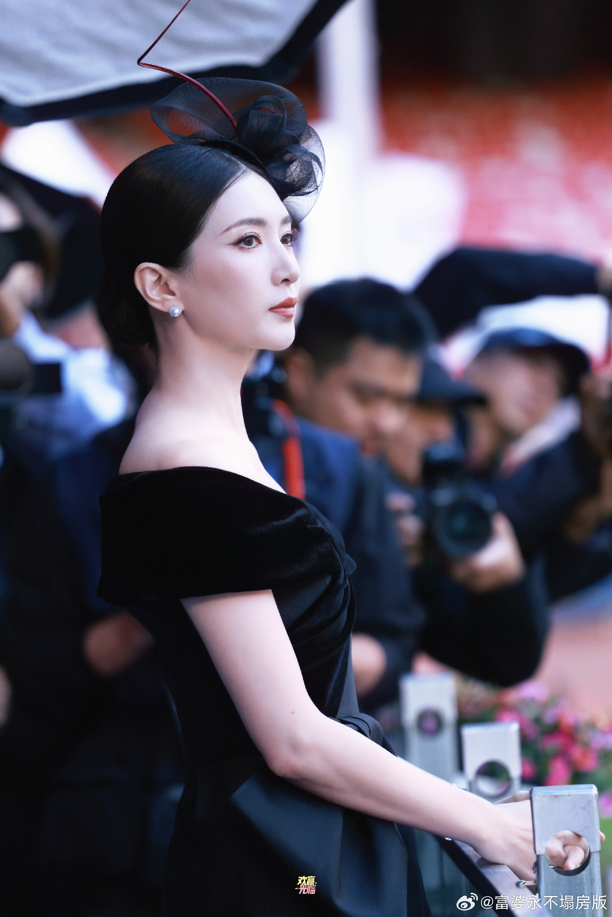 江疏影你美！一身剪裁利落的黑色丝绒拼接连衣裙跟姐姐气质朝搭的！完全矜贵优雅黑天鹅