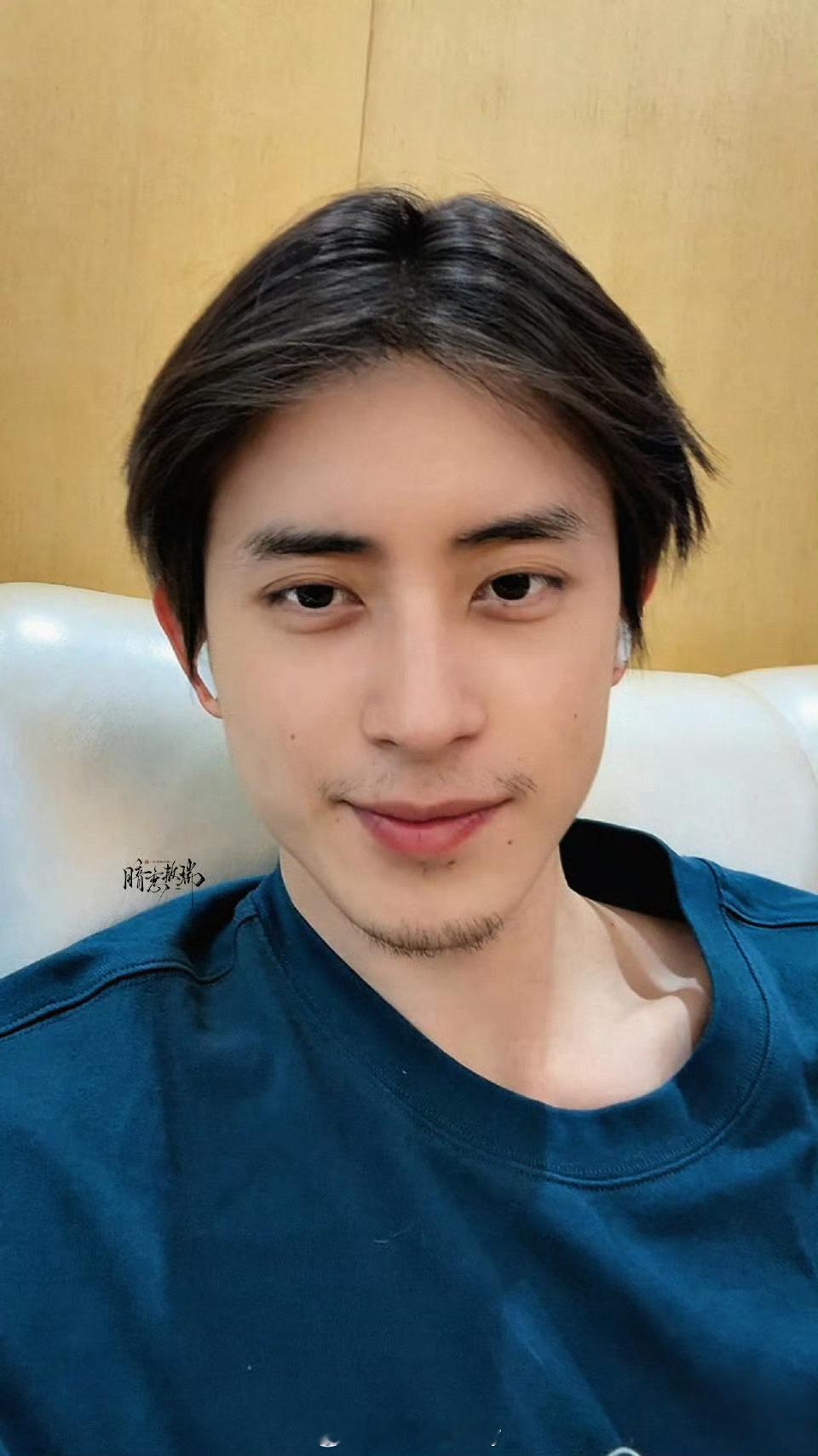 敖瑞鹏直播，素颜直播太有节目了[泪奔] ​​​