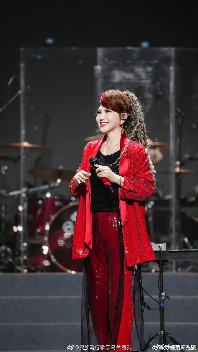 乌兰图雅人气乌兰图雅一开口，全场大合唱稳了，人气太顶了乘风2026